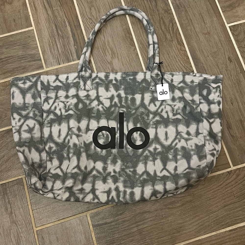 ALO yoga Bag ***NEW

I have several